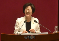 [포토] 인사말 하는 김상희 국회부의장