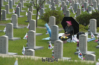 [포토] 제65회 현충일 하루 앞두고 현충원 찾은 유가족들