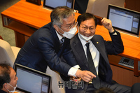 [포토] 의원들과 악수 나누는 최강욱 열린민주당 대표