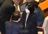 [포토] 의원들과 인사 나누는 윤미향