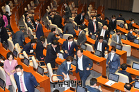 [포토] 본회의장 떠나는 통합당 의원들