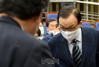 [포토] 이낙연 의원 바라보는 이해찬 민주당 대표