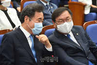 [포토] 대화 나누는 김태년-이낙연