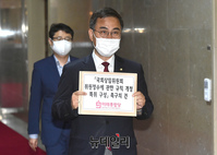 [포토] 국회 의장실 향하는 최형두 통합당 원내대변인