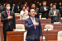 [포토] 국민의례하는 주호영 미래통합당 원내대표