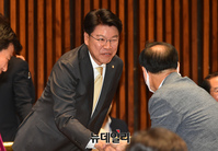 [포토] 동료의원들과 악수를 나누는 장제원 미래통합당 의원