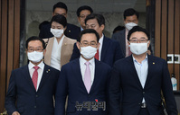 [포토] 원내대책회의 입장하는 '주호영-이종배-김성원'