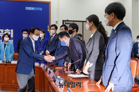[포토] 민주당 전준위 위원들과 악수하는 이해찬