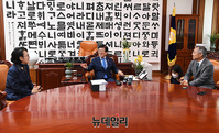 [포토] 국회 의장실서 환담나누는 '박병석-최강욱-김진애'