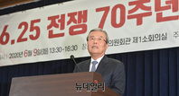 [포토] 6.25전쟁 70주년 회고와 반성 세미나, 축사하는 김종인