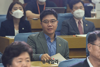 [포토] 6.25전쟁 70주년 회고와 반성 정책세미나 참석한 지성호