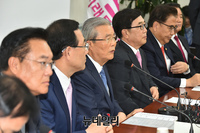 [포토] 중진의원들 앞에서 발언하는 김종인