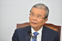 [포토] 중진의원들 지켜보는 김종인 비대위원장