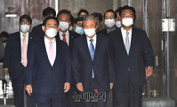 [포토] 중진의원들 대동하고 입장하는 김종인 비대위원장