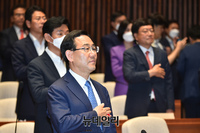 [포토] 국민의례하는 주호영 통합당 원내대표