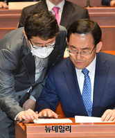 [포토] 보좌진과 대화 나누는 주호영 원내대표