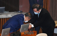 [포토] 국회서 손 맞잡은 '이낙연-홍준표'