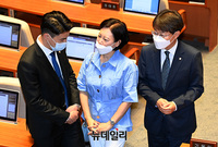 [포토] 본회의장 나서는 이수진 의원