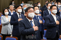 [포토] 국민의례하는 김태년 원내대표