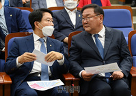 [포토] 의총서 대화나누는 '김태년-조정식'