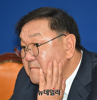 [포토] 얼굴 만지는 김태년 더불어민주당 원내대표