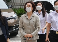 [포토] '입시비리·사모펀드 의혹' 공판 출석하는 정경심 교수