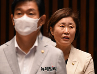 [포토] 애국가 제창하는 윤주경 통합당 의원