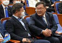 [포토] 손 잡고 대화하는 '김태년-윤호중'