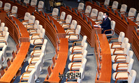 [포토] 국회 본회의, 홀로 앉은 김성원 통합당 원내수석부대표