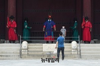 [포토] 관람시설 휴관 연장에 한산한 경복궁