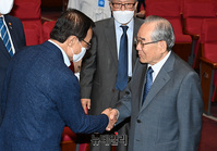 [포토] 대화나누는 '이해찬-임동원'