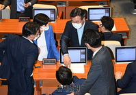 [포토] 법사위원장 내정된 윤호중, 국회 본회의 참석