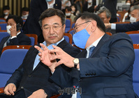 [포토] 의총서 대화하는 '김태년-윤호중'