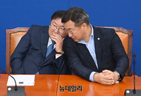 [포토] 귀엣말 나누는 '김태년-윤호중'