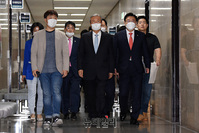 [포토] 비대위 긴급회의 입장하는 김종인