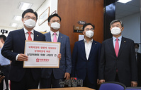 [포토] 통합당, 국회의장 상임위 위원 강제배정에 따른 사임계 제출