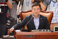 [포토] 통합당 없는 법사위, 의사봉 두드리는 윤호중