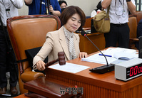 [포토] 의사봉 두드리는 한정애 보건복지위원장