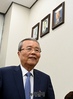 [포토] 경제혁신특위 회의장 나서는 김종인