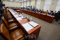 [포토] 반쪽짜리 국회 기획재정위원회 전체회의
