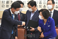 [포토] 참석자들과 인사 나누는 추미애 법무부 장관