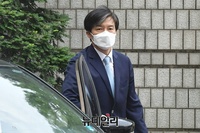 [포토] 조국 전 법무부 장관, 뇌물수수 혐의 관련 공판 출석