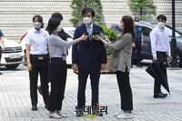 [포토] 취재진 질문에 답하는 조국