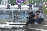 [포토] 서울 최고기온 30도..청계천서 휴식하는 직장인들