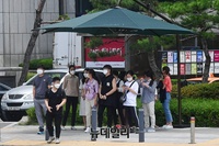 [포토] 더위 피해 그늘막에 모인 직장인들