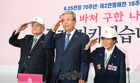 [포토] 6.25 참전유공자회 초청 비대위, 거수경례하는 '김종인-류연갑-박옥선'