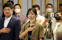 [포토] 국민의례하는 여명 통합당 서울시의원