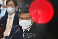 [포토] 질문에 답하는 정경두 국방부 장관
