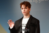 [포토] 세븐틴 버논, 시크한 손인사