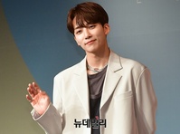 [포토] 부드럽게 미소 짓는 세븐틴 정한